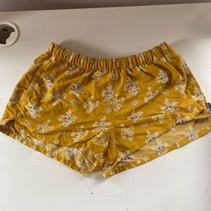 women’s Patagonia barley baggies size large. Like new condition :)